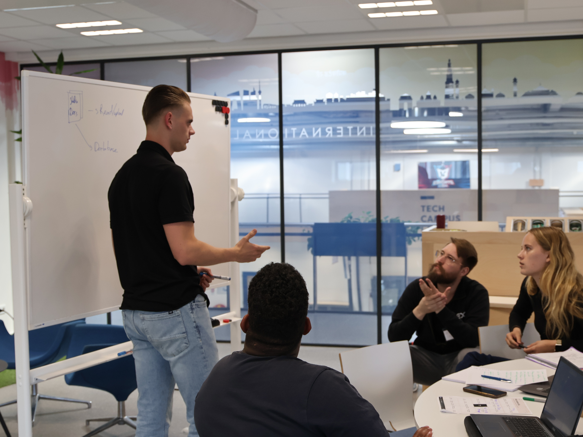Studenten presenteren bij het whiteboard